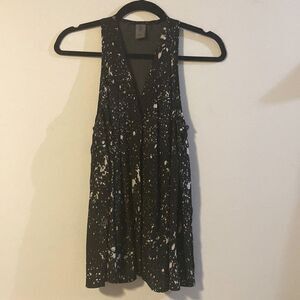 Vera Moda Jeans, Sleeveless Black & White Blouse w/Snaps Down the Front